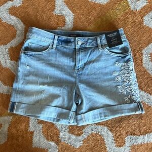 Simply Vera woman’s mid rise denim shorts sketch flower size 6 New With Tags